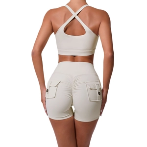 Ensemble de sport beige pour femme avec brassière croisée et short taille haute