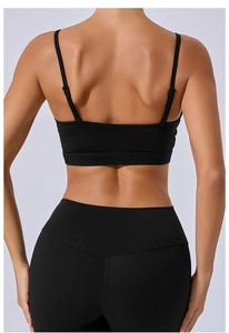 Détail du soutien-gorge de sport noir dos croisé et leggings portés par le mannequin