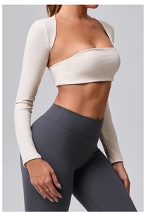 Détail du haut de yoga crème à manches longues et découpes montrant le tissu extensible
