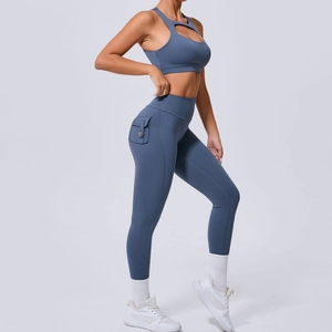 Ensemble de yoga bleu marine avec brassière découpée et legging taille haute à poche