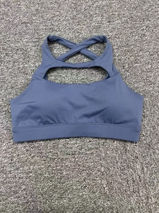 Détail du soutien-gorge de yoga mat extensible avec découpe frontale et dos croisé