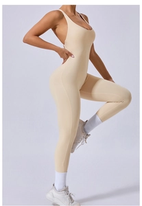Détail d'un body de yoga beige avec dos croisé et bretelles réglables ajustables