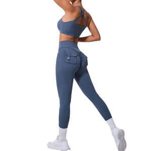 Ensemble de yoga bleu foncé avec brassière sport et legging à poches effet push-up