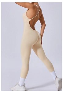 Détail d'un body de yoga beige dos nu avec de fines bretelles croisées réglables