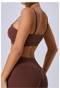 Ensemble de yoga marron foncé avec soutien-gorge réglable et legging taille haute