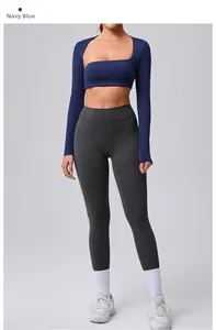 Détail du haut de yoga bleu marine à manches longues avec col incurvé asymétrique chic