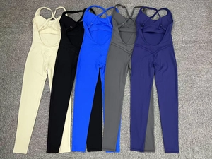 Combinaisons de yoga dos croisé en beige, noir, bleu, gris et bleu marine à plat
