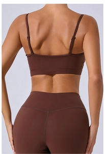 Vue arrière du soutien-gorge de sport marron foncé et du legging de yoga ergonomique