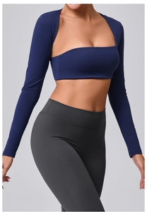 Détail d'un boléro à manches longues bleu marine et d'un ensemble de soutien-gorge de sport