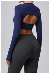 Vue arrière du haut de yoga avec découpe cœur et legging de sport taille haute