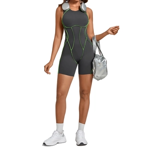Combinaison de yoga gris foncé avec coutures néon vertes et coupe athlétique moulante