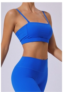 Détail du soutien-gorge de sport bleu roi avec bretelles réglables et coutures renforcées
