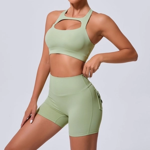 Ensemble de yoga femme brassière à découpes et short taille haute à poches vert sauge