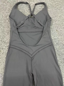 Détail d'un body de yoga gris anthracite avec bretelles croisées et coutures en V au dos