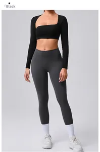 Vue détaillée du haut de yoga asymétrique noir et du legging gris foncé taille haute