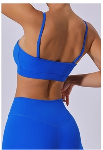Vue arrière du soutien-gorge de sport bleu cobalt avec dos en Y et legging de yoga