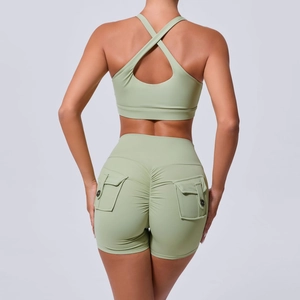 Ensemble yoga vert clair pour femme avec brassière dos nu et short cargo sculptant fessier
