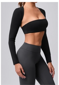 Vue détaillée du haut de yoga noir à manches longues et du legging gris à taille haute