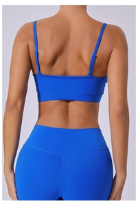 Détail d'un soutien-gorge de sport bleu haute élasticité avec bretelles pour yoga et fitness