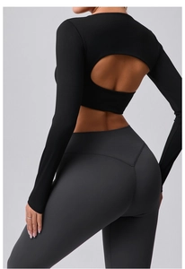 Détail de la découpe au dos du haut de yoga noir et du legging gris taille haute
