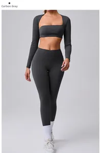 Détail de l'ensemble de yoga gris anthracite avec legging taille haute et haut court