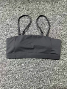 Vue détaillée du soutien-gorge de sport gris anthracite avec bretelles réglables