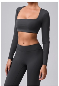 Détail du haut de yoga à manches longues et col carré en gris anthracite avec texture brossée