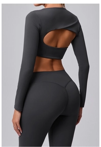 Détail d'un haut de yoga gris à dos ouvert et d'un legging de sport à taille haute