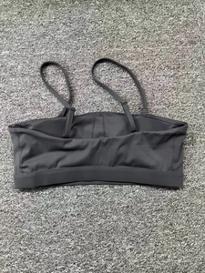 Détail du soutien-gorge de sport gris avec bretelles réglables et bande de soutien