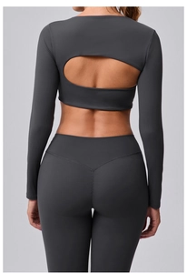 Détail de l'ensemble de yoga gris foncé avec haut dos nu et legging taille haute à couture en V