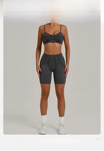 Détail de l'ensemble de yoga gris montrant les coutures plates et le tissu de sport