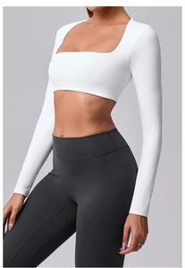 Détail du haut de yoga blanc à manches longues, col carré et tissu stretch haute qualité