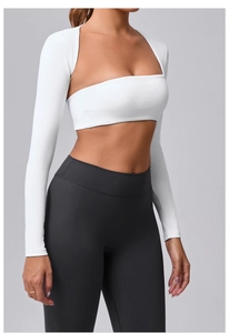 Détail du boléro de yoga blanc à manches longues et du legging de sport noir taille haute