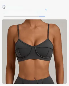 Détails de la brassière de sport gris foncé avec coutures profilées et tissu élastique