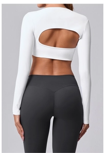 Détail du haut de yoga blanc à manches longues avec dos ajouré et leggings de sport