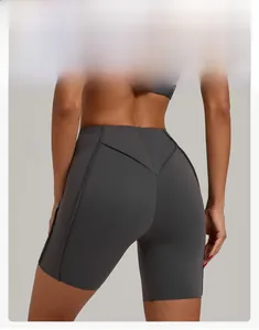 Gros plan sur un short de yoga gris taille haute avec couture en V effet galbant
