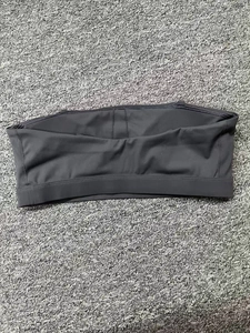 Détail de la bande de silicone antidérapante sur le bandeau de sport sans couture gris foncé