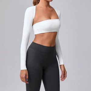 Ensemble de yoga blanc avec haussement d'épaules et brassière pour course et fitness