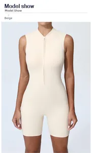 Détail du combishort de sport beige sans manches avec col montant et fermeture éclair avant