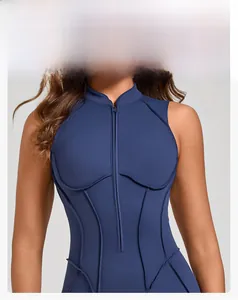 Dettaglio tuta da yoga blu navy con colletto a lupetto e mezza zip di alta qualità