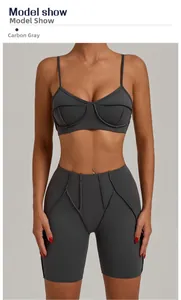 Détail d'un ensemble de yoga gris anthracite avec coutures contrastées et tissu mat
