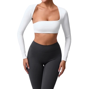 Haut de yoga asymétrique blanc avec manche une épaule pour le sport et fitness femme
