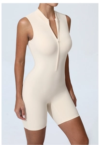 Détail d'un body de yoga beige sans manches avec fermeture éclair frontale et coupe ajustée