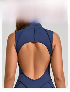 Dettaglio della tuta da yoga blu navy con apertura posteriore a forma di cuore
