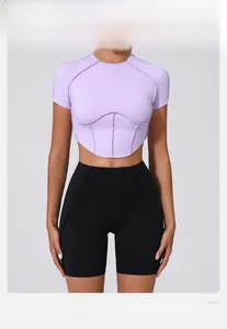 Gros plan du haut de yoga lilas avec coutures apparentes et tissu élastique de sport