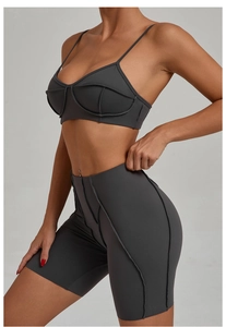 Vue détaillée de l'ensemble de yoga gris foncé avec coutures contrastées et short de sport