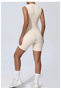 Détail du body de yoga beige sans manches avec col montant et fermeture éclair