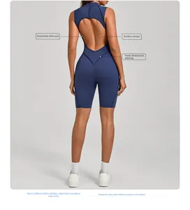 Vista dei dettagli della schiena scoperta e delle cuciture 3D della tuta yoga blu navy