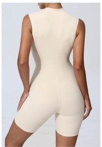 Vue arrière de la combinaison de yoga beige sans manches en tissu stretch avec couture