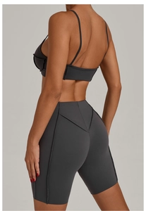 Vue arrière d'un ensemble de yoga gris foncé serré avec short et brassière à fines bretelles